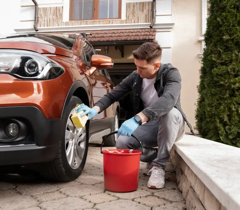Lavage auto à domicile Domfront en Poiraie : professionnel intervenant sur un véhicule